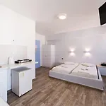 Aparthotel Stratos & 4*