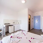 Stratos & Aparthotel Parikia (Paros)